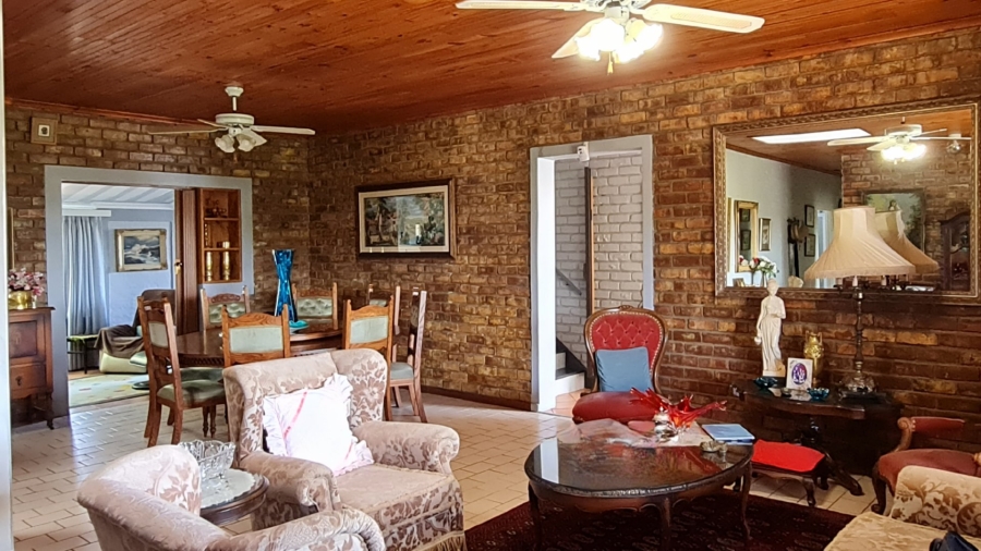 4 Bedroom Property for Sale in Boggomsbaai Western Cape